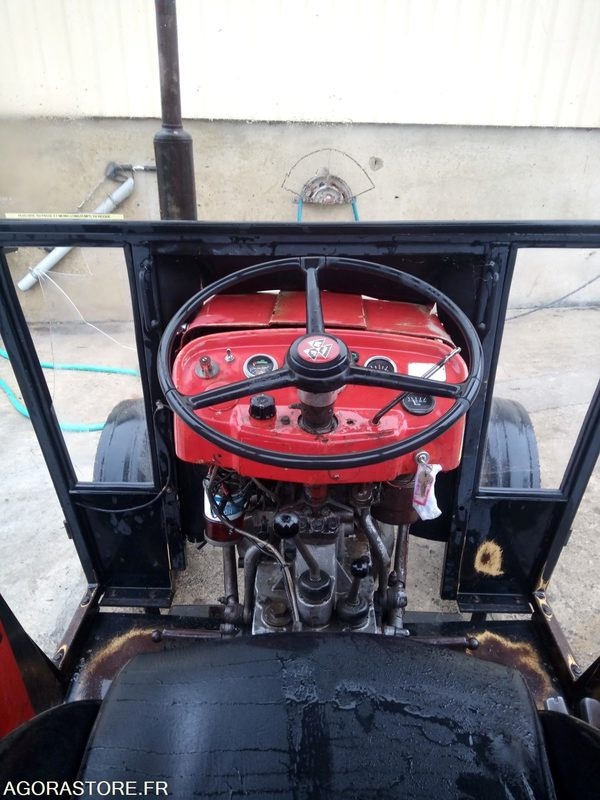 Farm tractor Tracteur Massey Ferguson 135