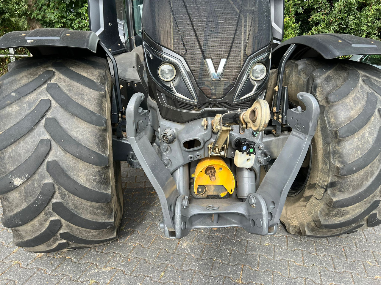 Farm tractor VALTRA T174 Versu