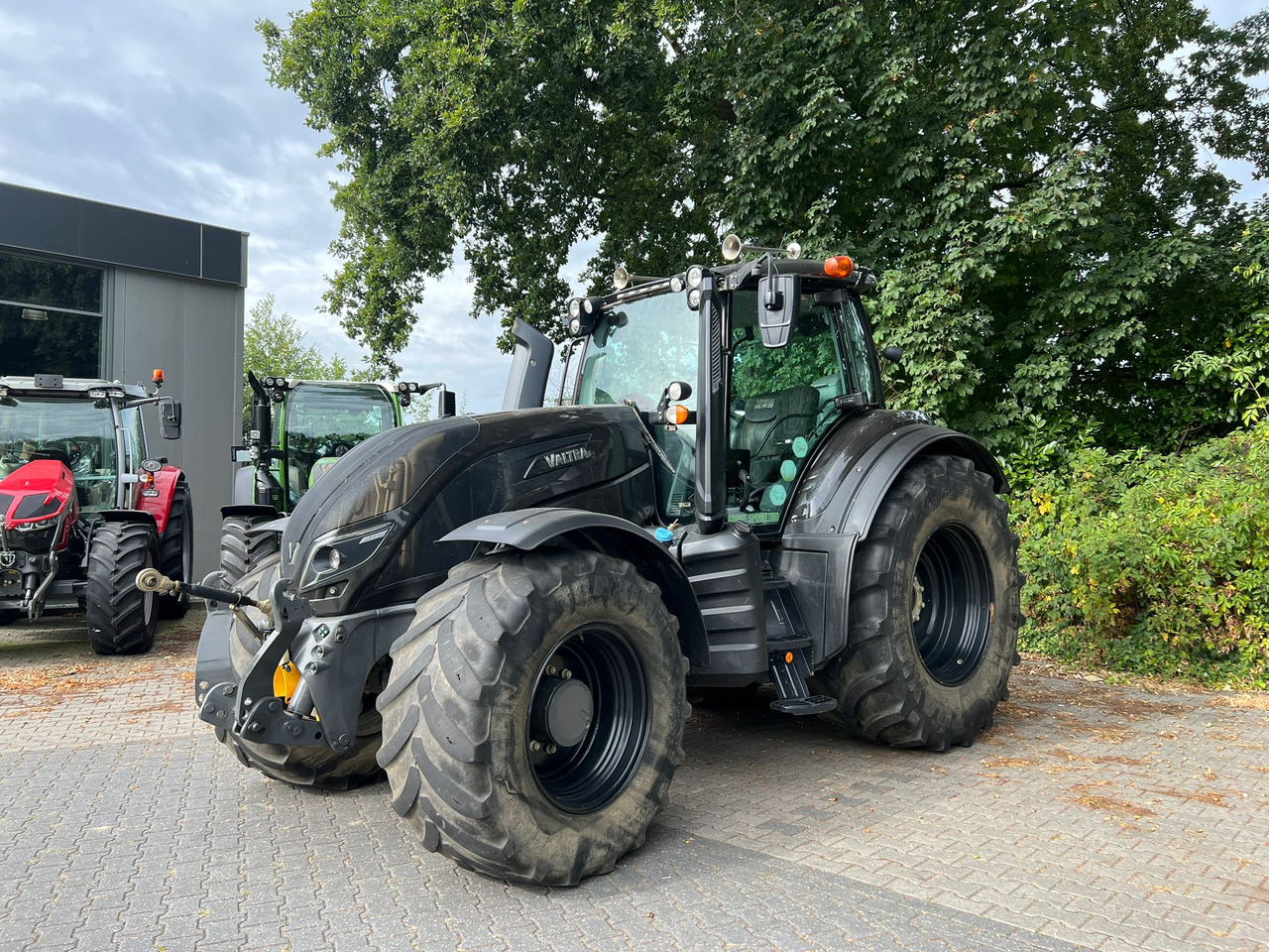 Farm tractor VALTRA T174 Versu