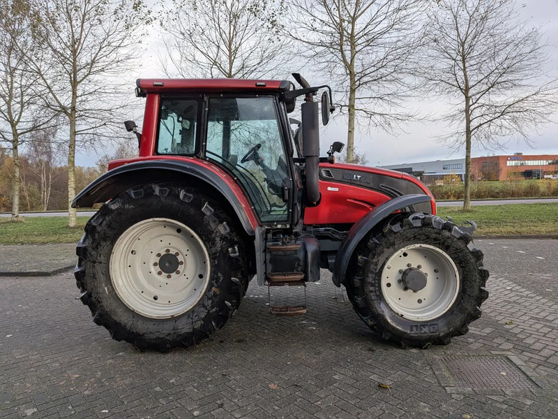 Farm tractor Valtra N142 N142