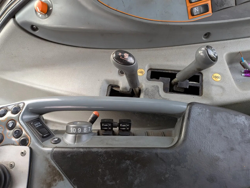 Farm tractor Valtra N142 N142