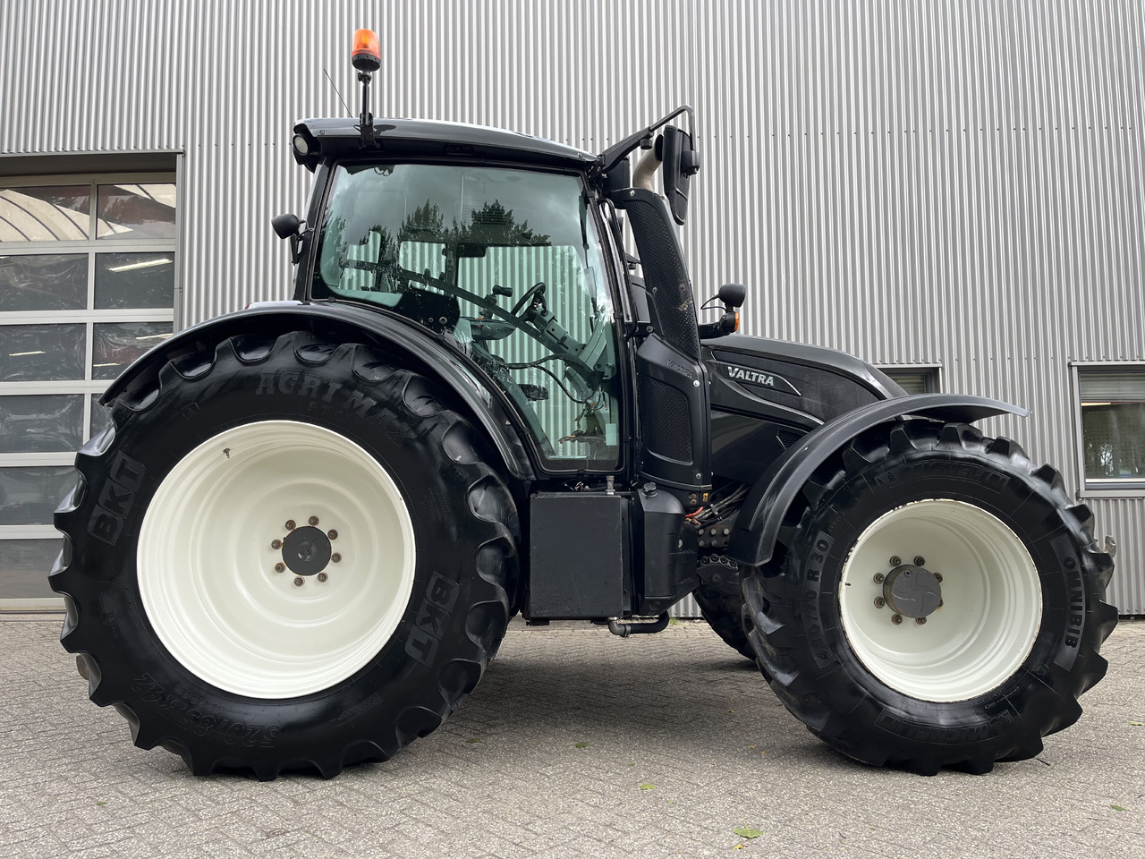 Farm tractor Valtra N174 Active