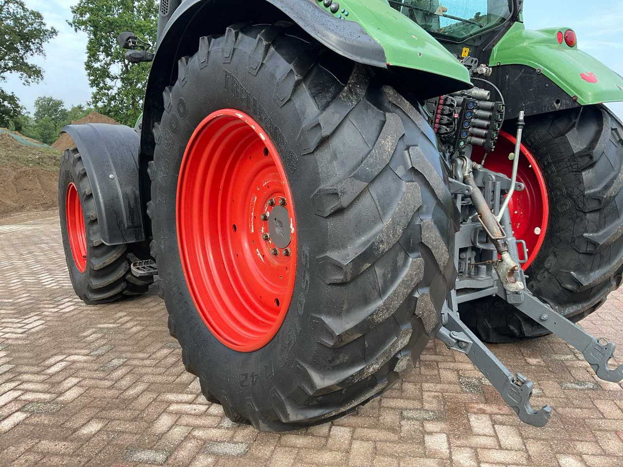 Farm tractor Valtra T163e