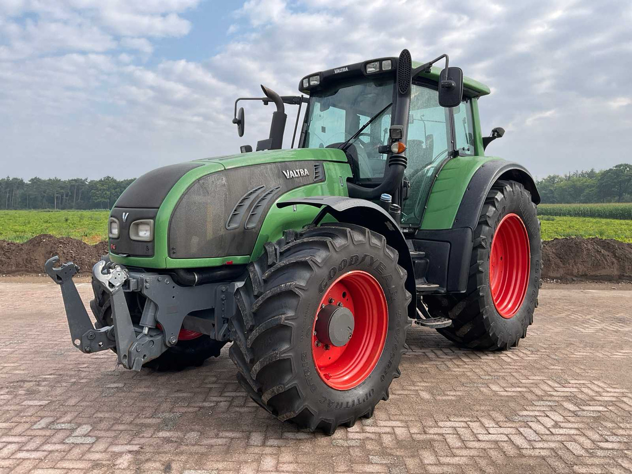 Farm tractor Valtra T163e
