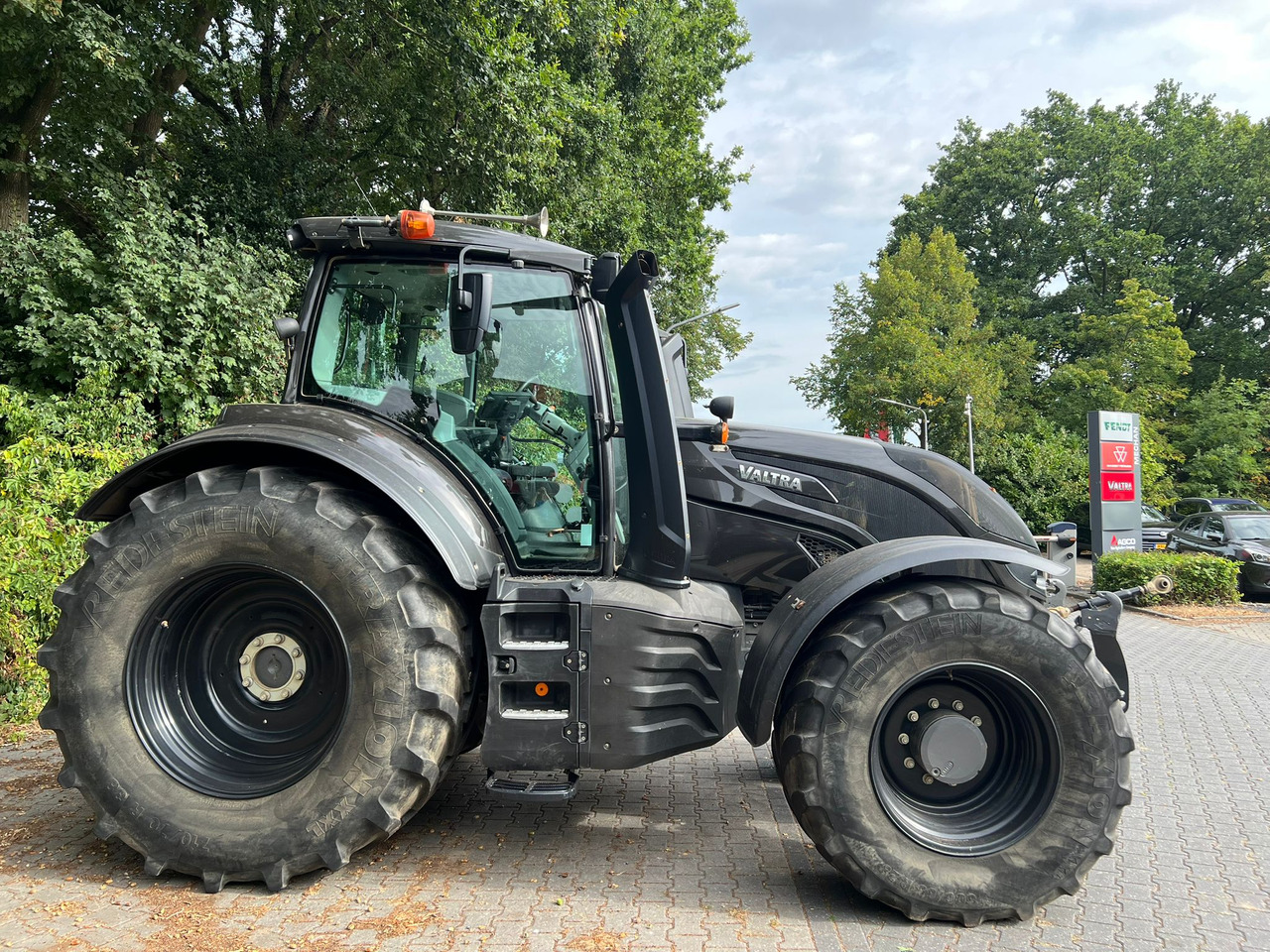 Farm tractor Valtra T174 Versu