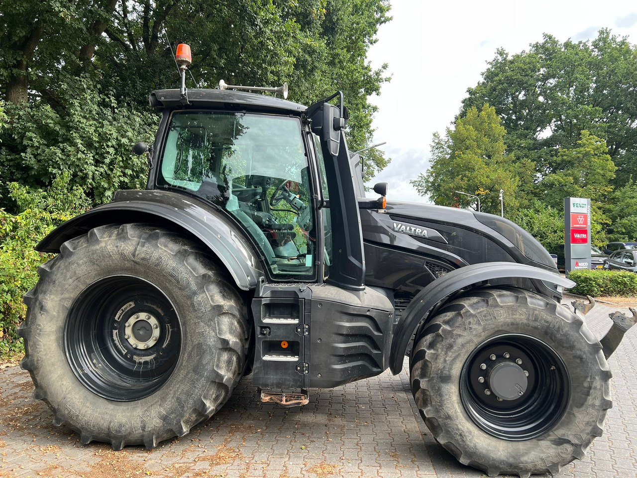 Farm tractor Valtra T174 Versu