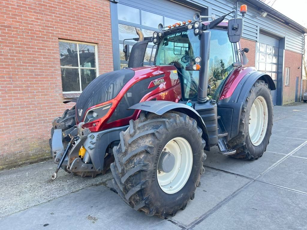 Farm tractor Valtra T 174 Versu