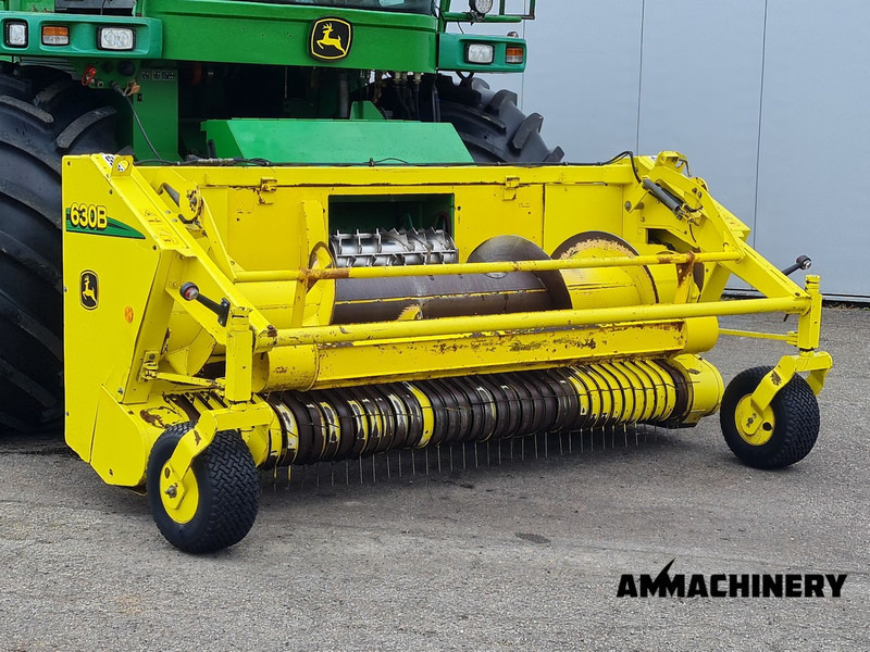 Forage harvester attachment John Deere 630B pick-up