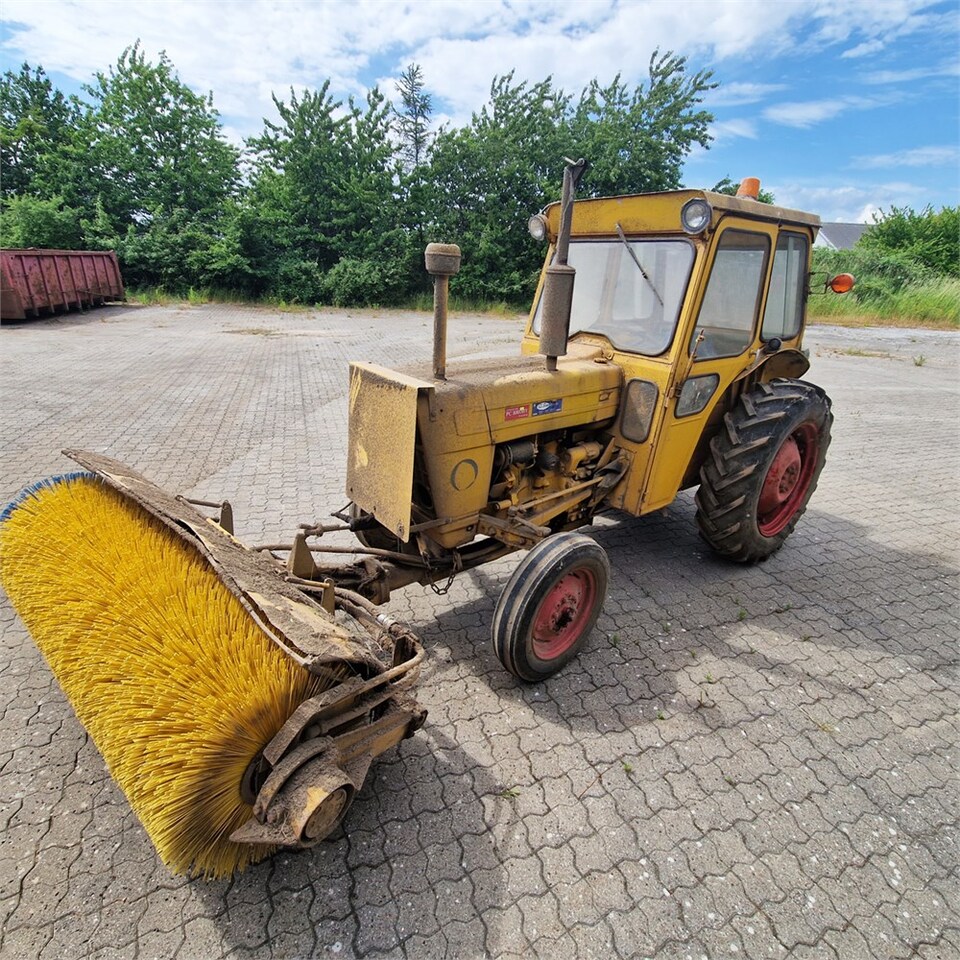 Farm tractor Ford 3000: picture 13