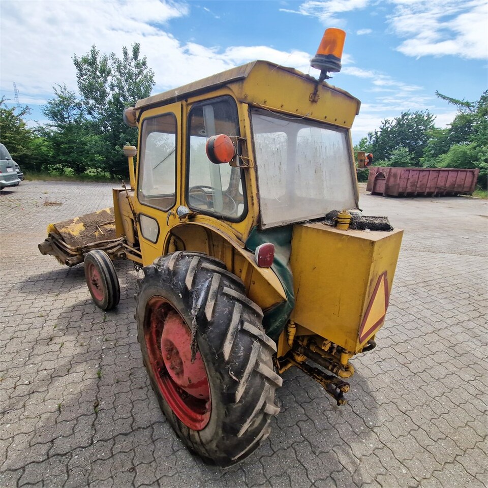 Farm tractor Ford 3000: picture 10