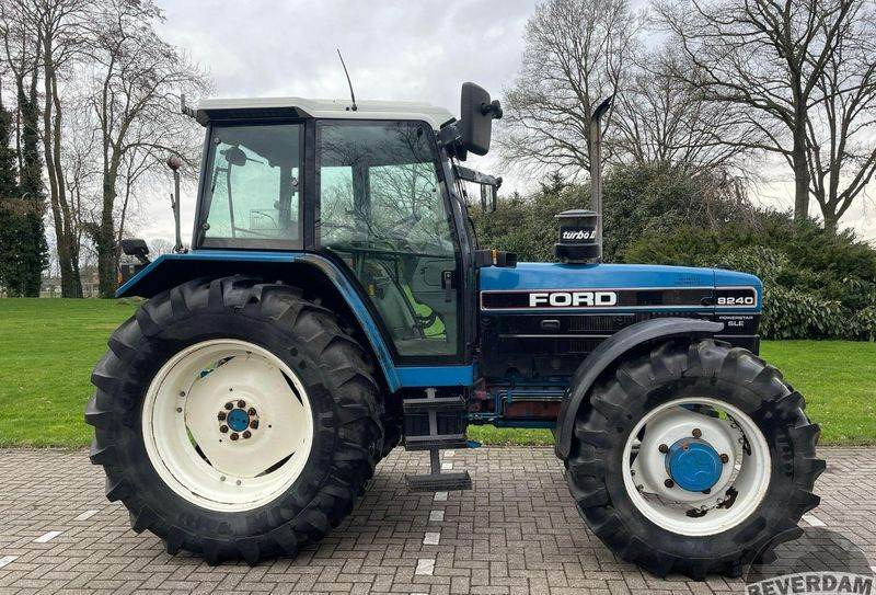 Farm tractor Ford 8240: picture 6