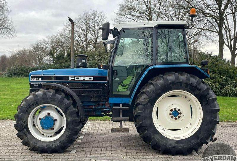 Farm tractor Ford 8240: picture 5