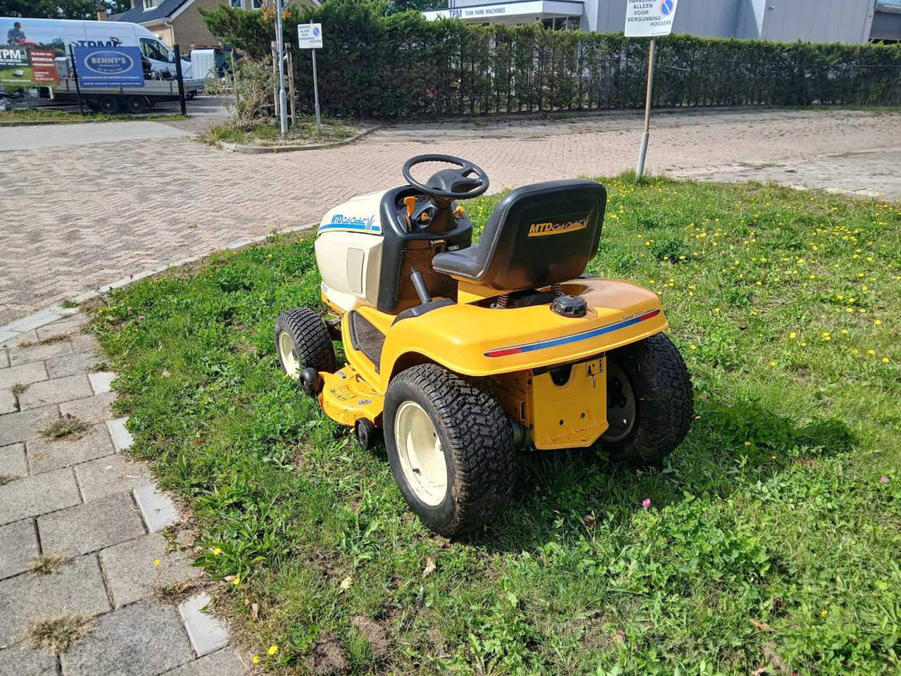 Garden mower Cub Cadet hds2185