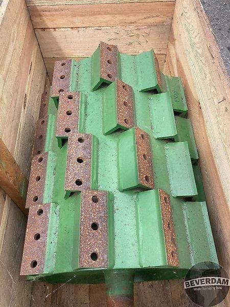 Harvester attachment John Deere A2103888-190902Z