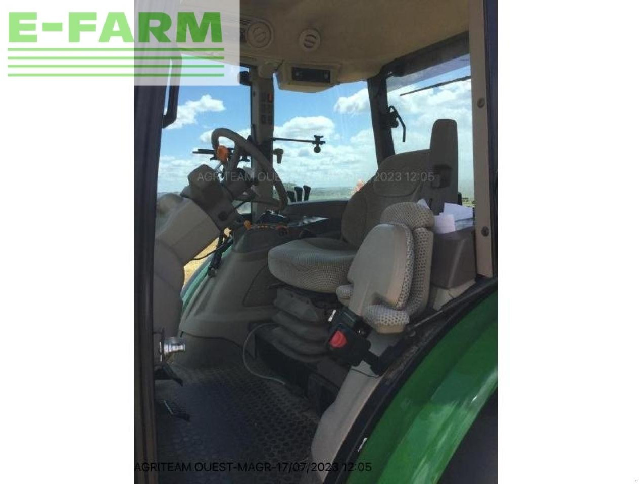 Farm tractor John Deere 5100r: picture 5