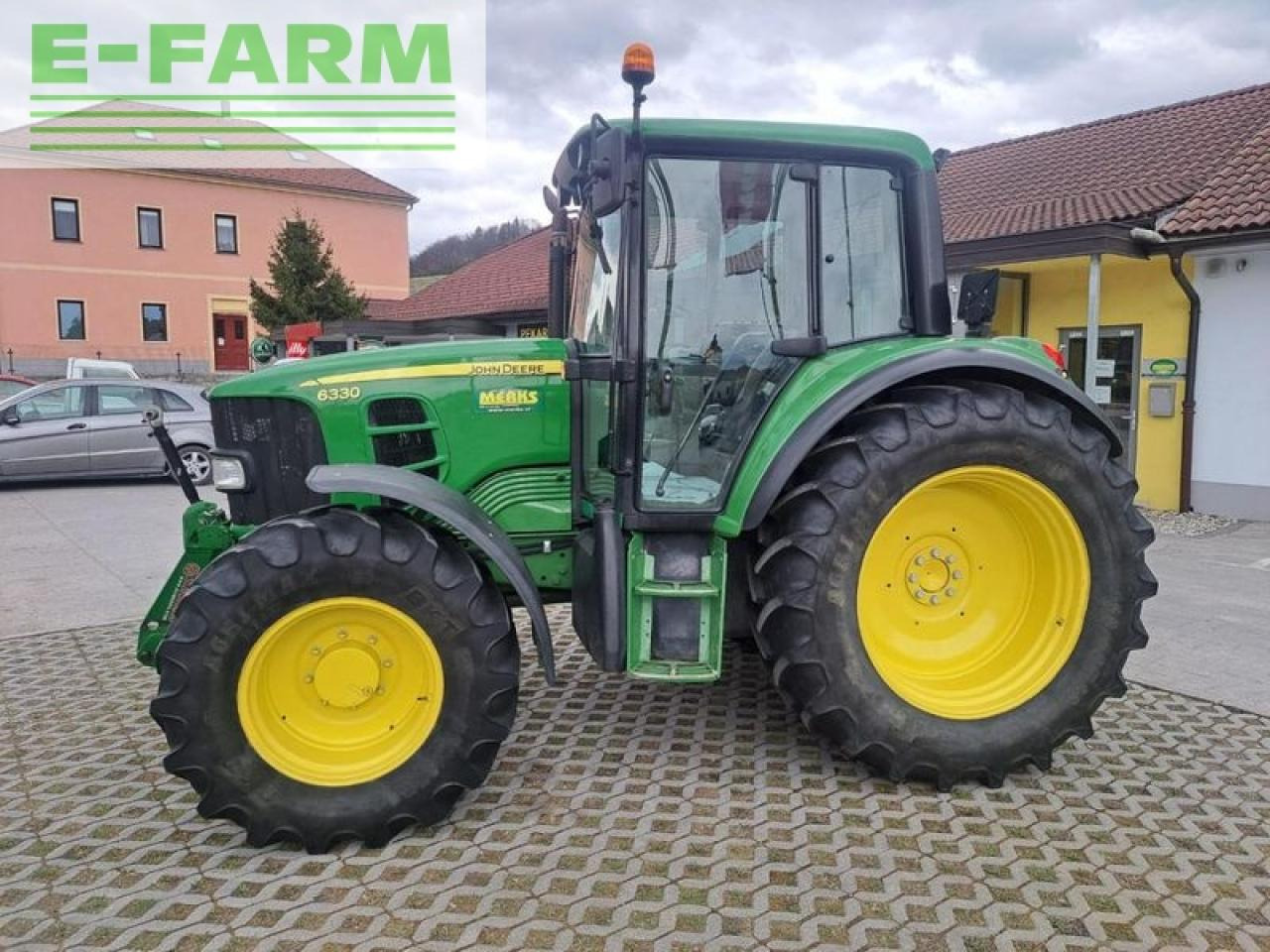 Farm tractor John Deere 6330: picture 8