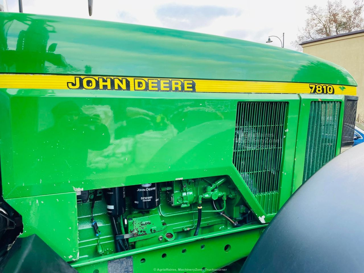 Farm tractor John Deere 7810: picture 4