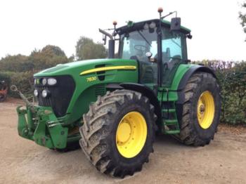 Farm tractor John Deere 7830: picture 1