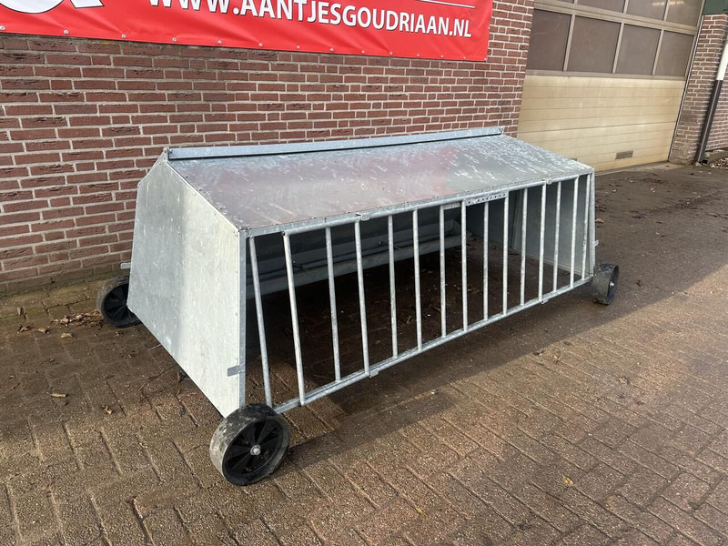Livestock equipment Lammeren voerplaats met overkapping
