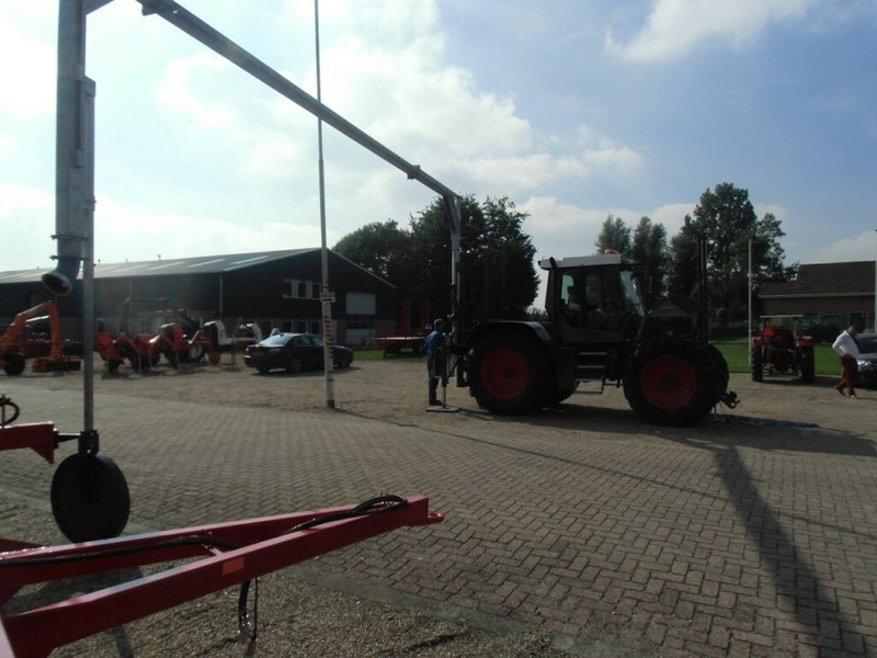 Manure spreader tractor aquaduct