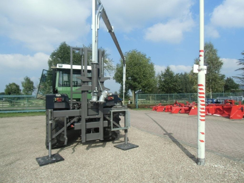 Manure spreader tractor aquaduct
