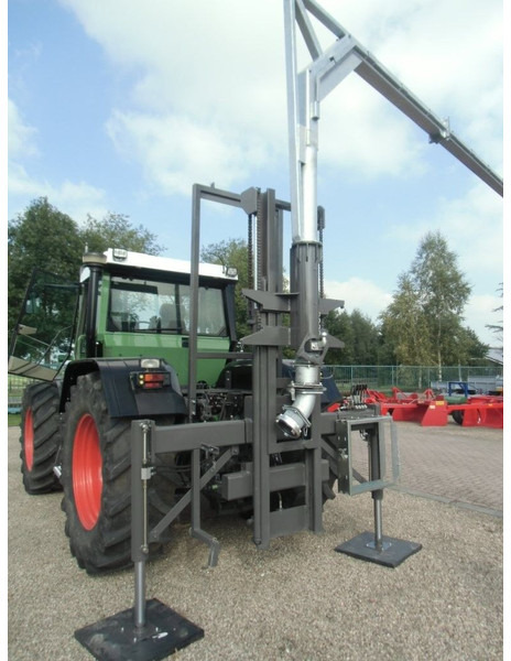 Manure spreader tractor aquaduct