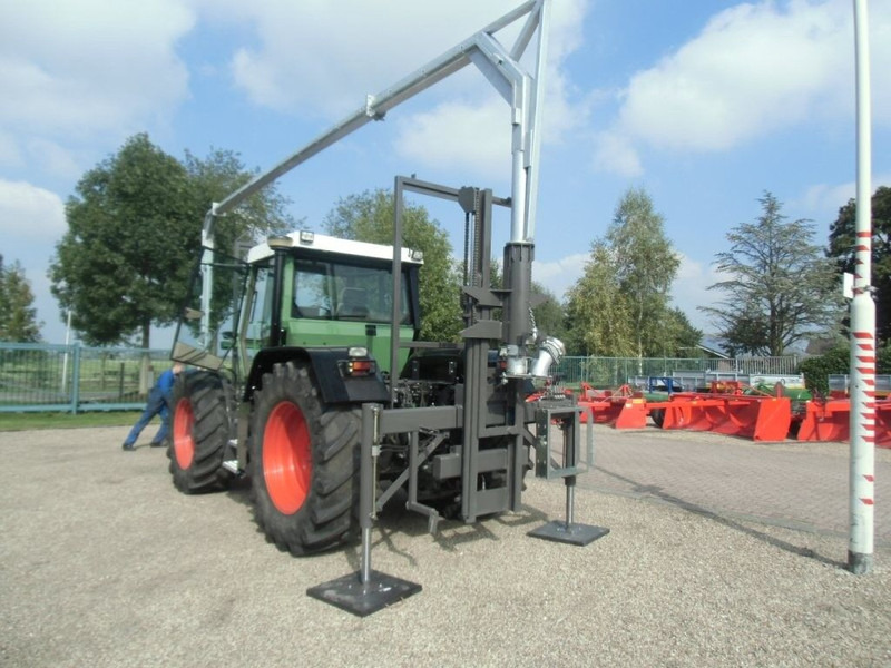 Manure spreader tractor aquaduct