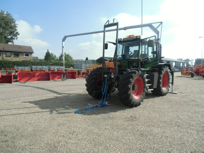 Manure spreader tractor aquaduct