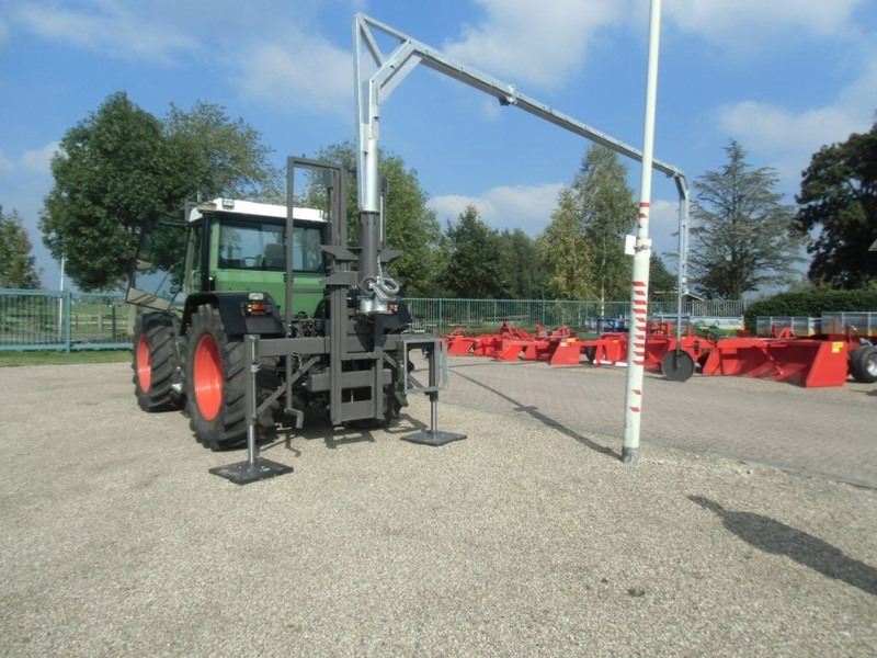 Manure spreader tractor aquaduct