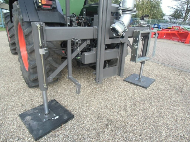 Manure spreader tractor aquaduct