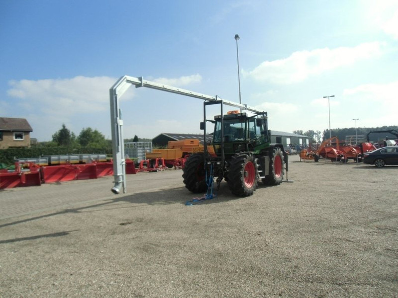 Manure spreader tractor aquaduct