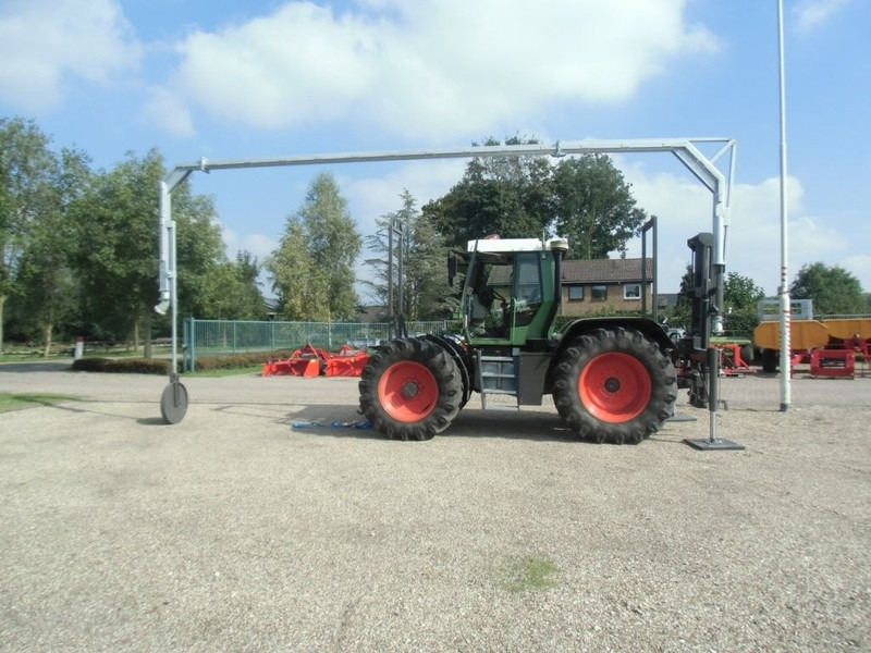 Manure spreader tractor aquaduct