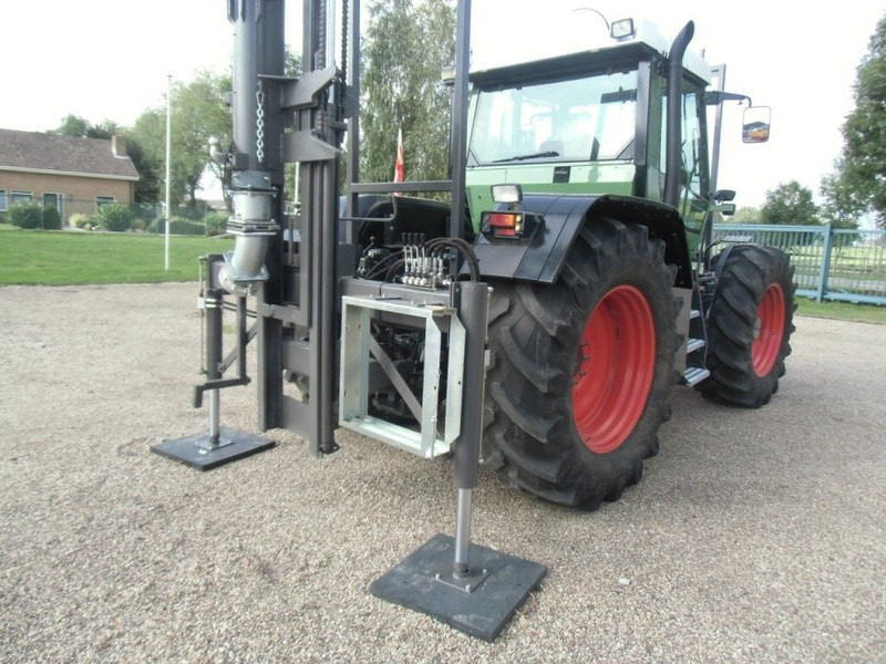 Manure spreader tractor aquaduct