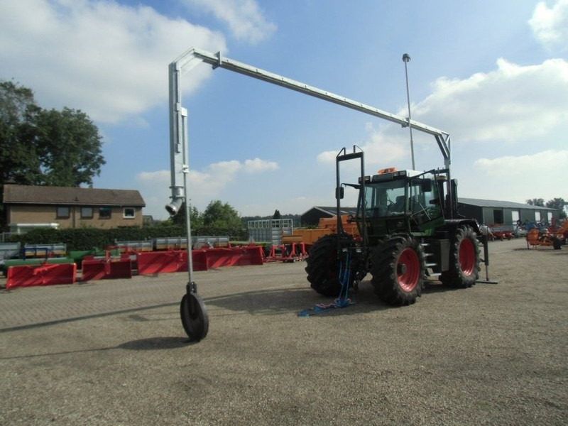 Manure spreader tractor aquaduct