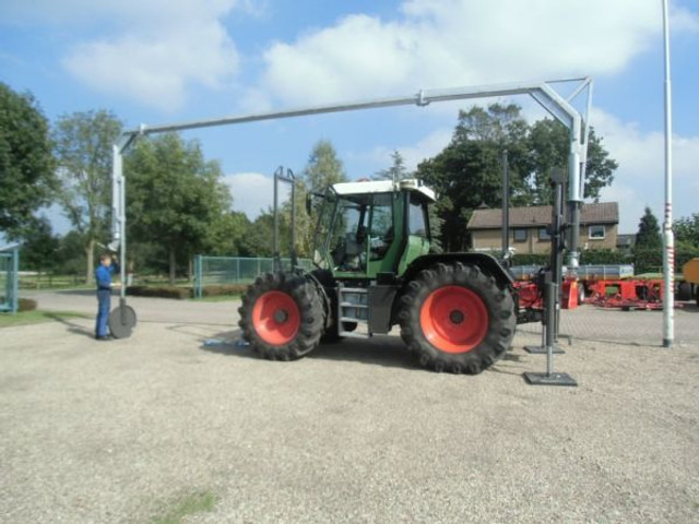 Manure spreader tractor aquaduct
