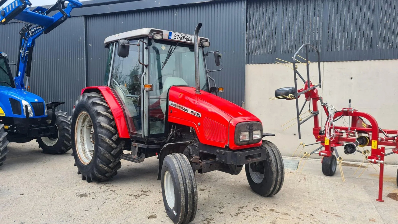Farm tractor Massey Ferguson 4235: picture 2