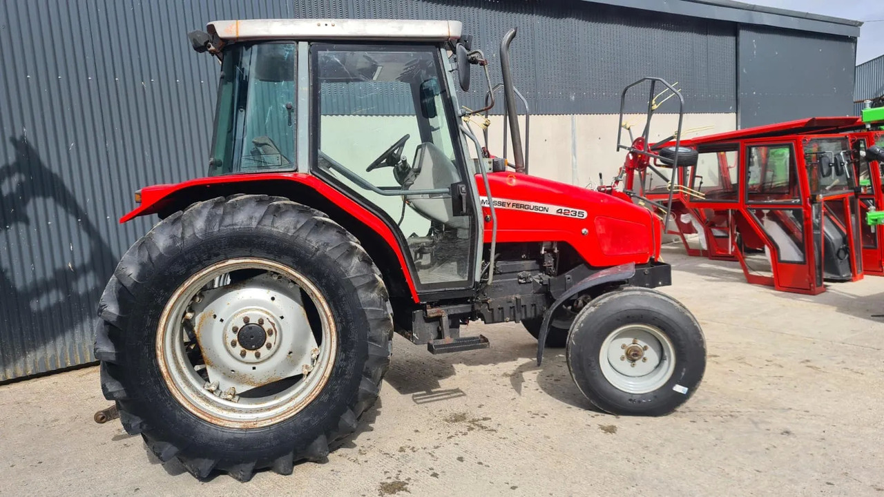 Farm tractor Massey Ferguson 4235: picture 6