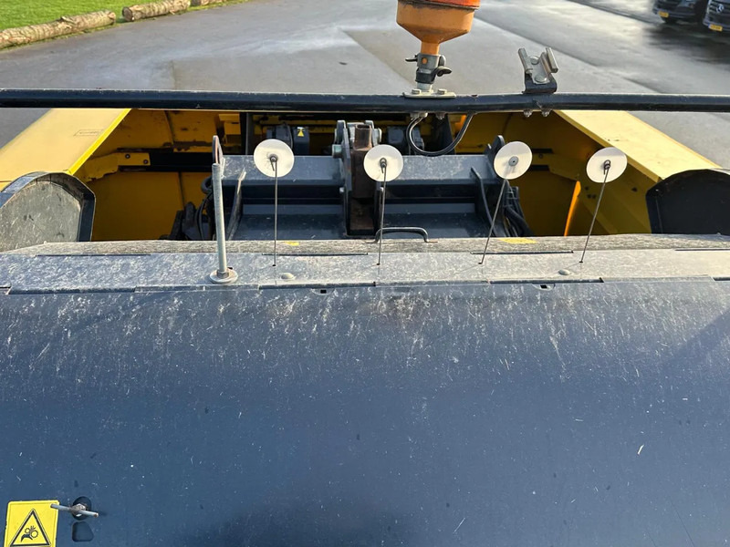 Agricultural machinery New Holland BB9060 CropCutter