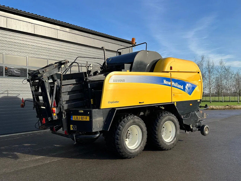 Agricultural machinery New Holland BB9060 CropCutter