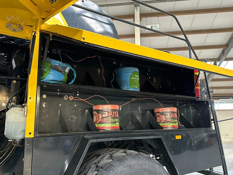 Agricultural machinery New Holland BB9060 Cropcutter