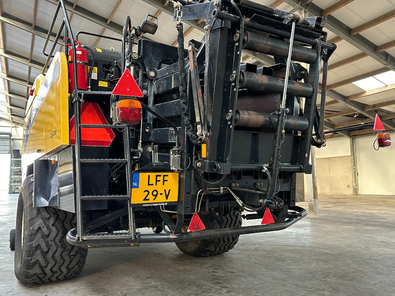 Agricultural machinery New Holland BB9060 Cropcutter