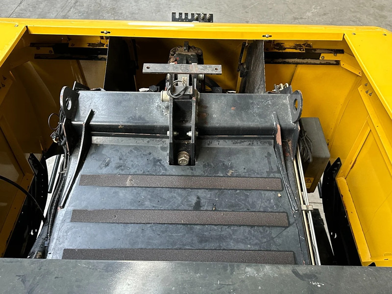 Agricultural machinery New Holland BB9060 Cropcutter