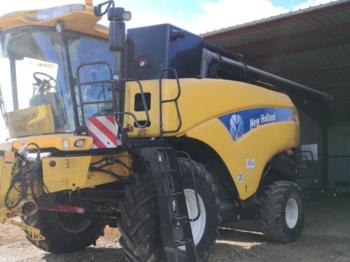 Combine harvester New Holland CX 8080: picture 1