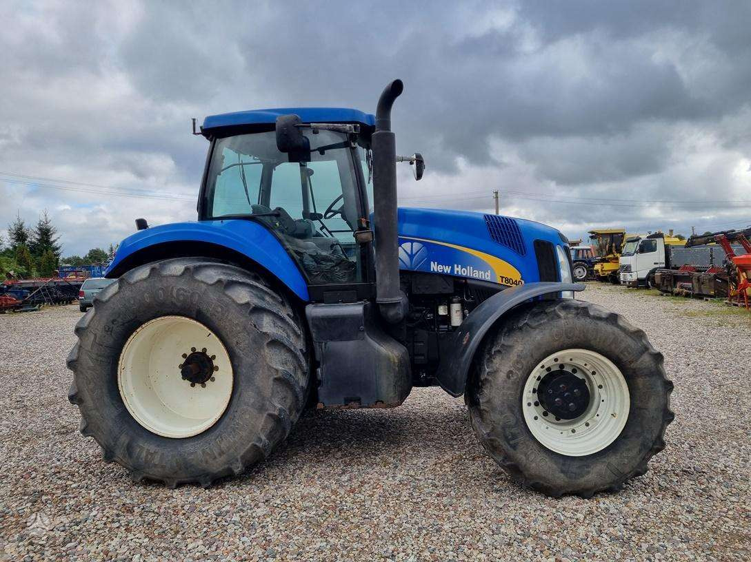 Farm tractor New Holland T8040: picture 3