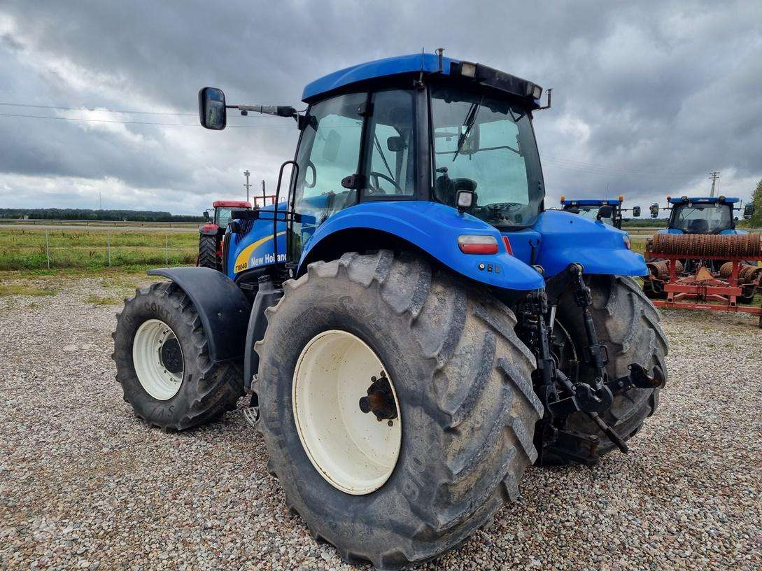 Farm tractor New Holland T8040: picture 7