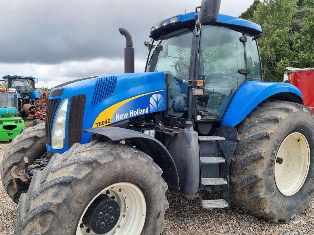 Farm tractor New Holland T8040: picture 9