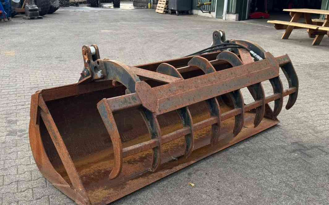 Silage equipment Manitou 240 pelikaanbak kuilbak mestbak