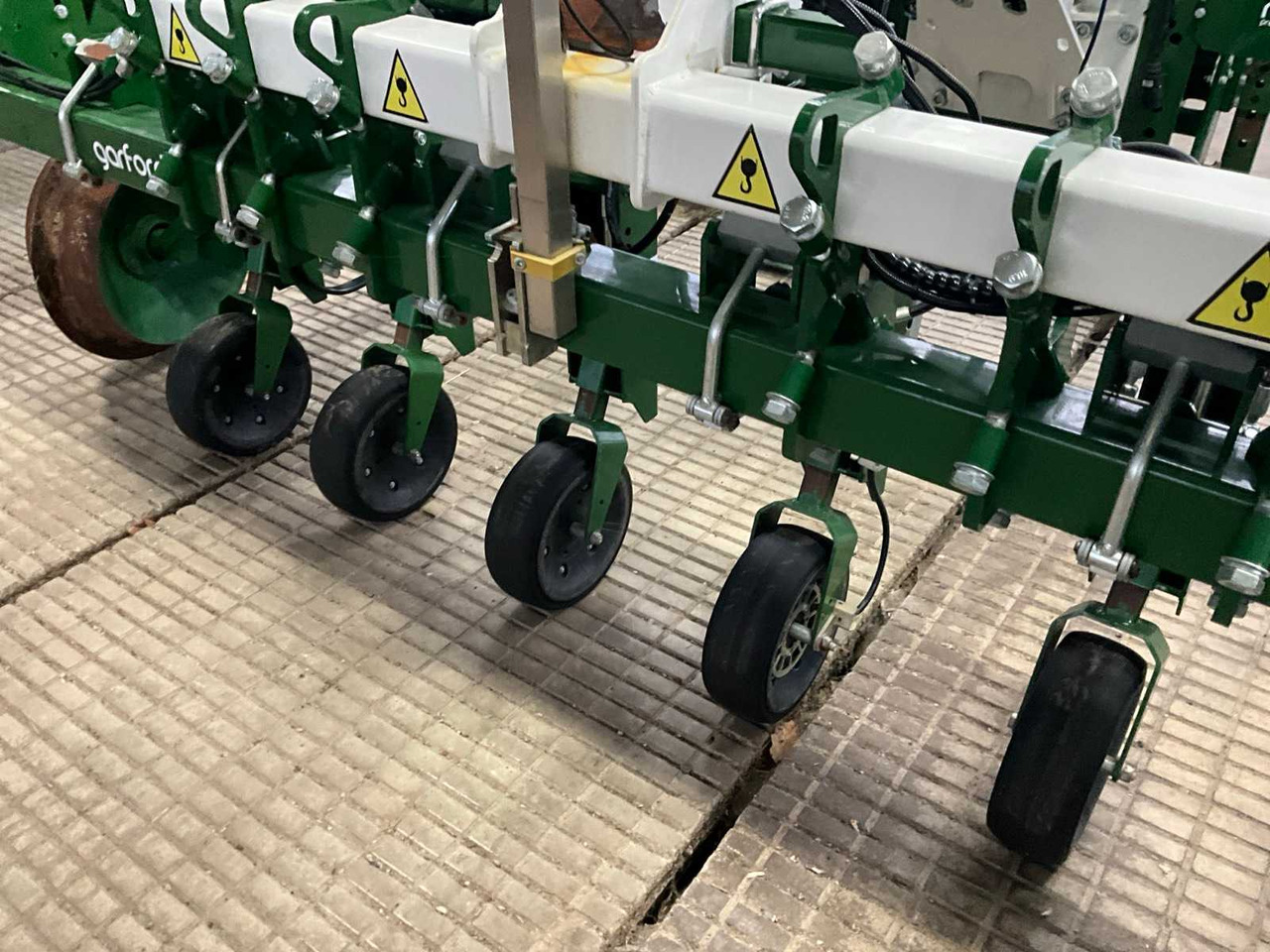 Soil tillage equipment Garford InterRow Triple Sideshift