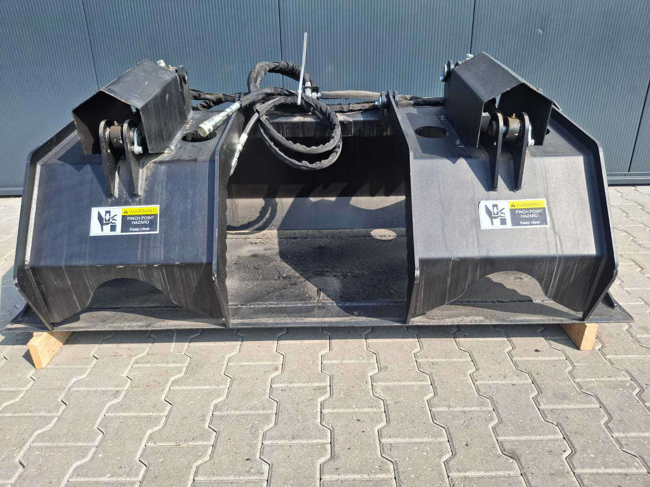 Soil tillage equipment Rhino-cross 72 inch grapple Bucket