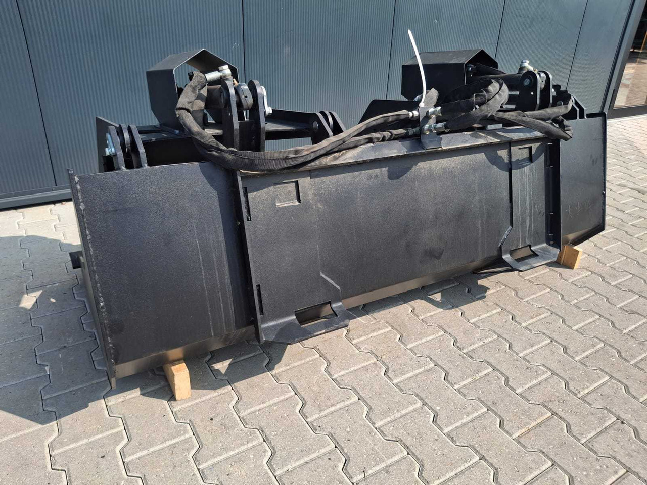 Soil tillage equipment Rhino-cross 72 inch grapple Bucket